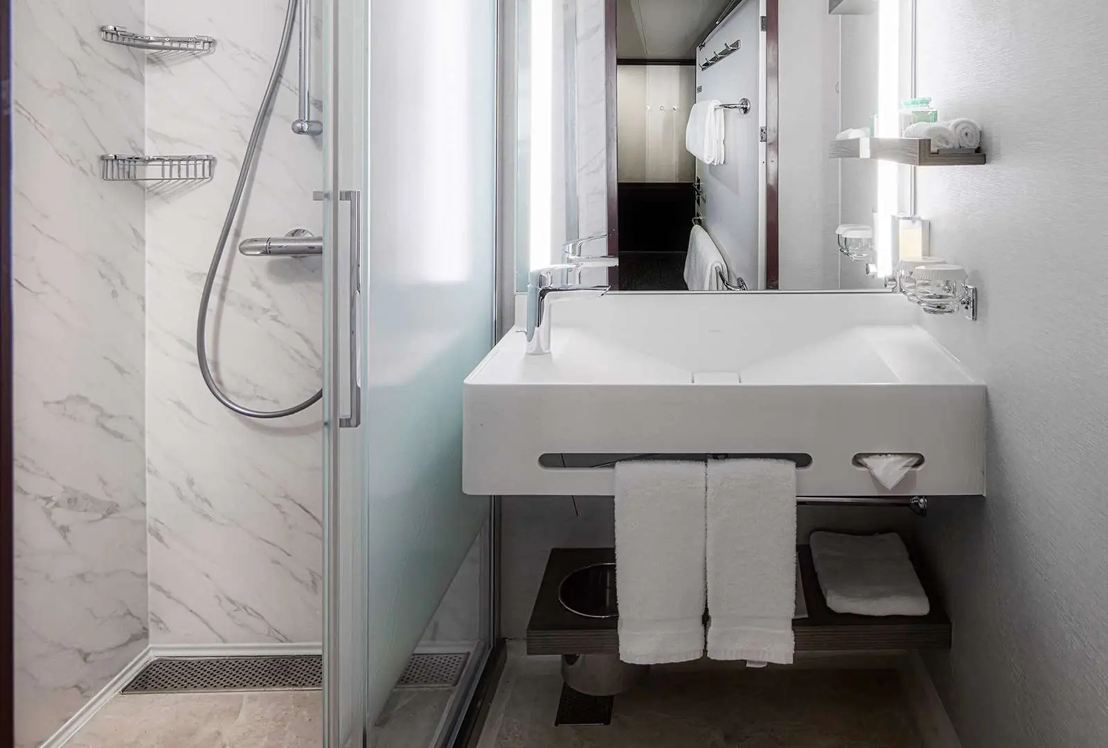 TCC_Jewel_Cruises_Cabins-&-Rates_Luxury_Penthouse_02_1600x1080